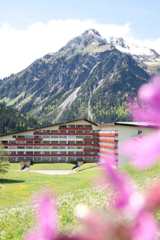 Aparthotel Kleinwalsertal Мителберг Екстериор снимка