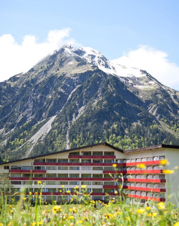 Aparthotel Kleinwalsertal Мителберг Екстериор снимка