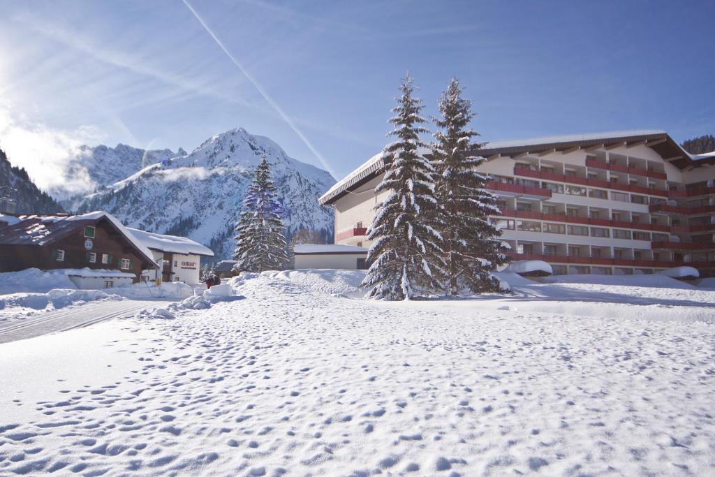 Aparthotel Kleinwalsertal Мителберг Екстериор снимка